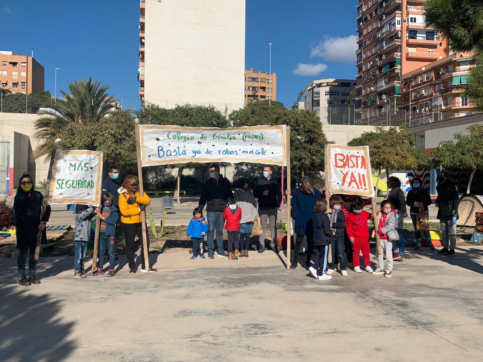 Patrullas de padres vigilan el colegio Benalúa tras cinco robos en dos semanas