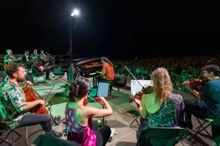 Lluís Coloma i la seva banda mouen la Platja Gran de Platja d’Aro a ritme de boogie-woogie