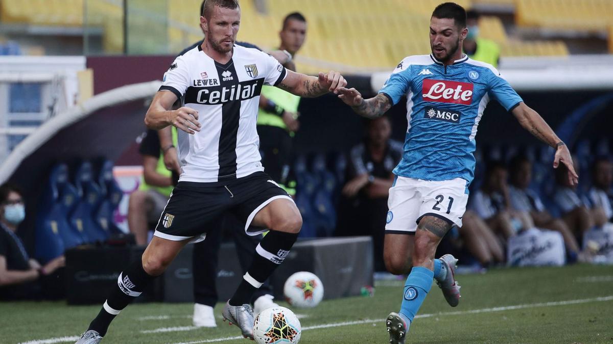 Matteo Politano, a la 
derecha, en un partido con
el Nápoles ante el
Parma.  elisabetta baracchi/efe