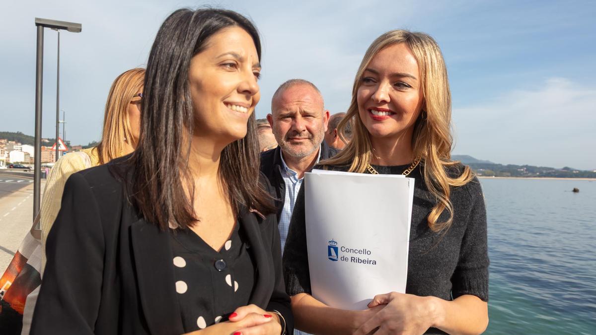 La alcaldesa María Sampedro, izquierda, este sábado con la conselleira Fabiola García