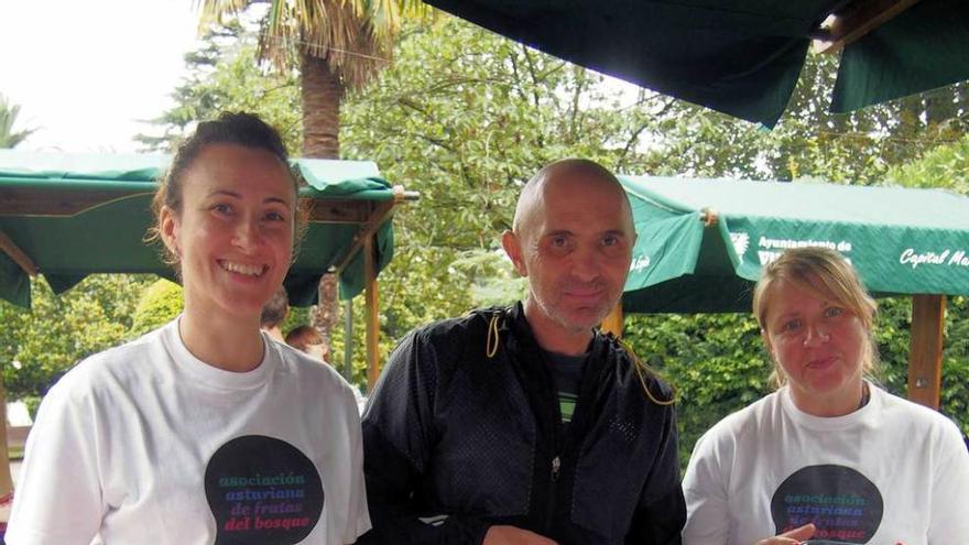 Por la izquierda, Alba Andrés, José Antonio García y Silvia Menéndez, en el mercado del festival.