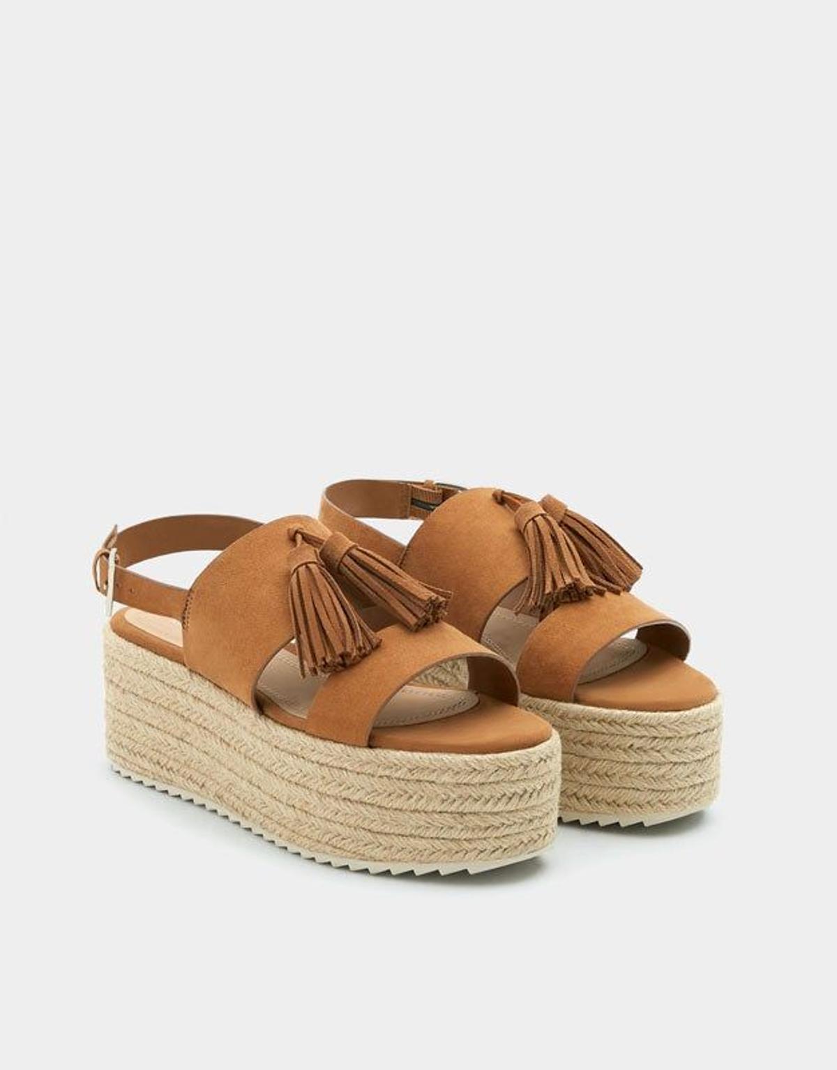 Cuñas marrones de esparto de Pull&amp;Bear. (Precio: 29,99 euros)