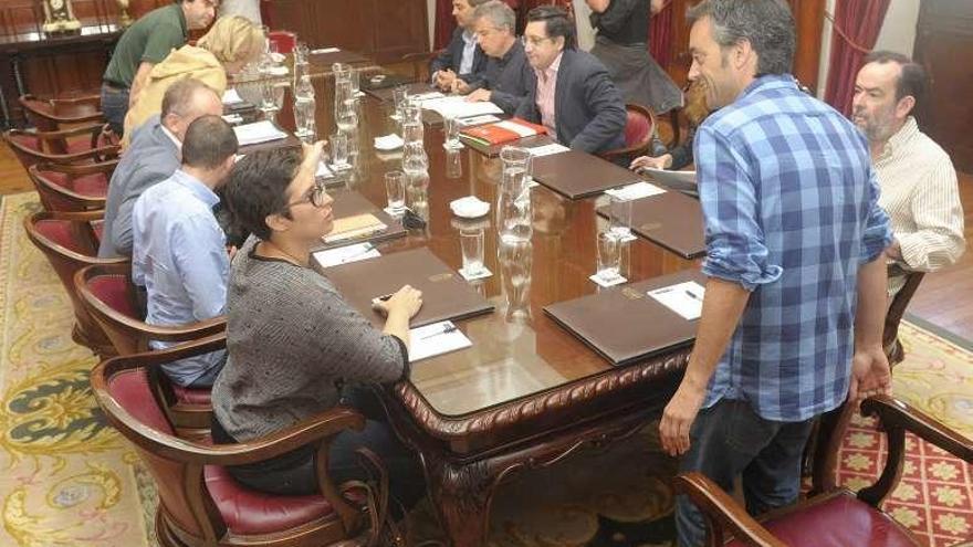 Imagen de una reunión entre todos los grupos municipales.