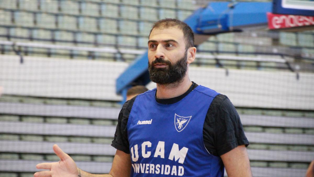 Kostas Vasileiadis durante un entrenamiento con el UCAM Murcia CB.