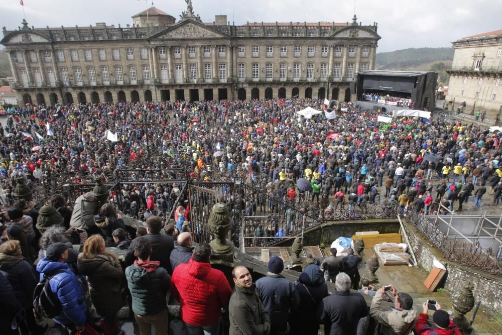 Miles de marineros protestan en Galicia para defen