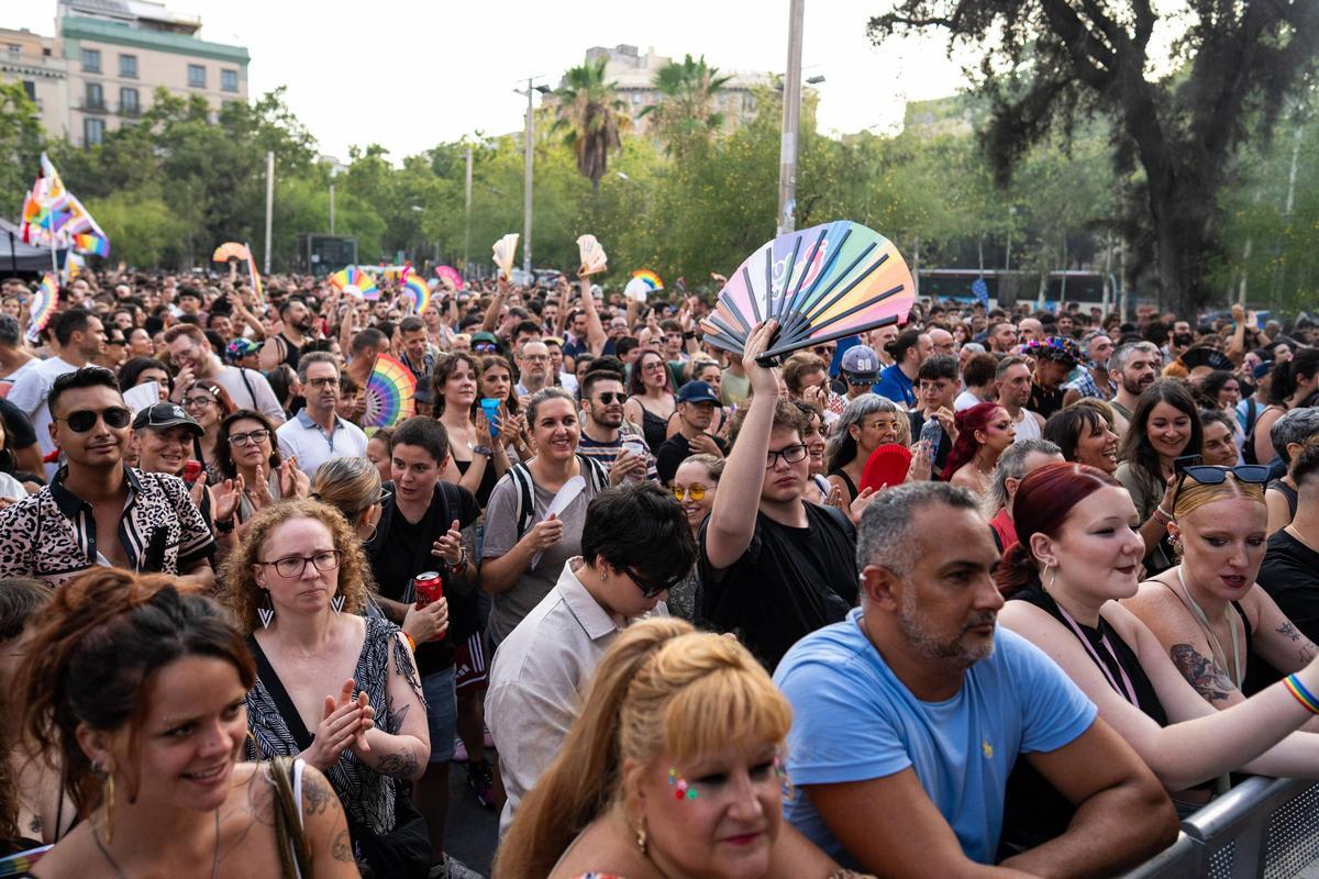 María Peláe, hace el pregón del Pride en la plaza Universitat
