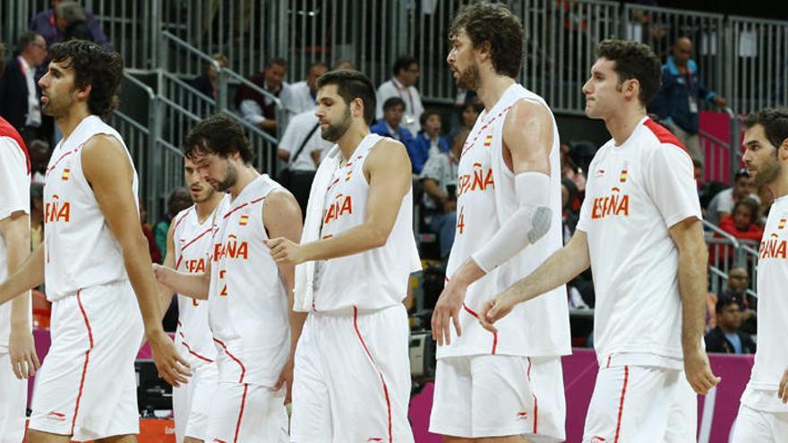 Los jugadores se retiran cabizbajos tras el partido