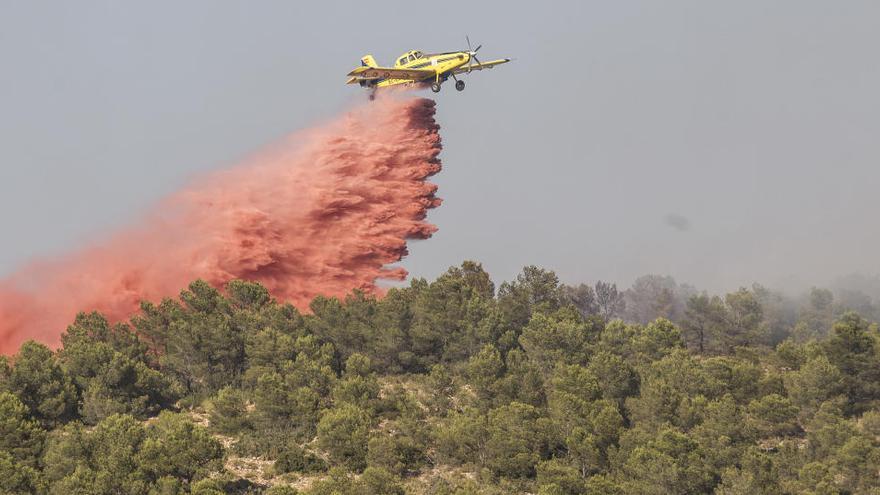 Una avioneta del Consorcio de Bomberos interviniendo en la extinción de un incendio.