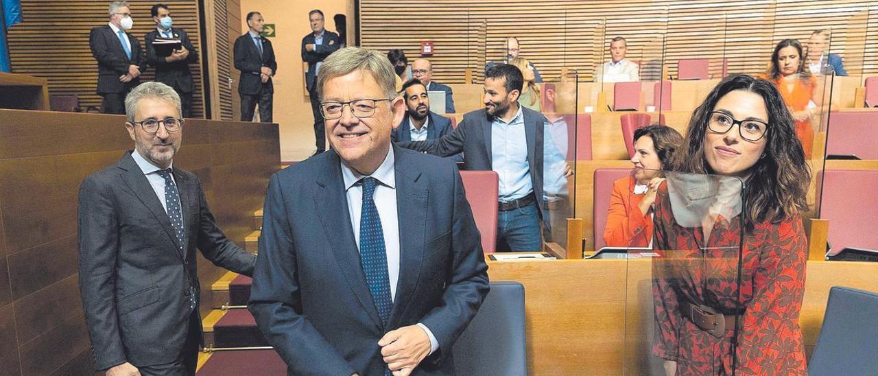 El presidente de la Generalitat, Ximo Puig; el conseller de Hacienda, Arcadi España y la vicepresidenta, Aitana Mas, antes de comenzar el pleno en las Corts.