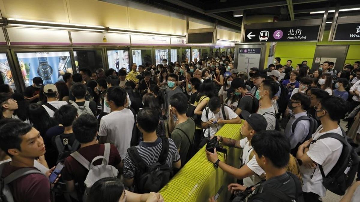 Cola de pasajeros en una estación de metro de Hong Kong.