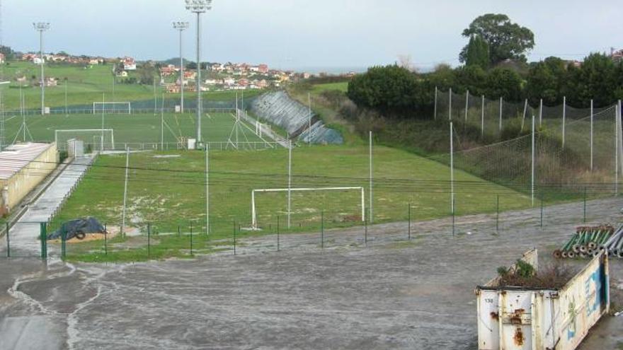 Zona donde se ubicará el punto limpio junto a los espacios deportivos de La Mata.