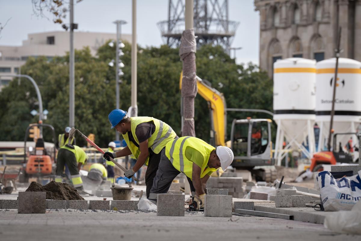 Trabajadores realizando obras en las Ramblas de Barcelona