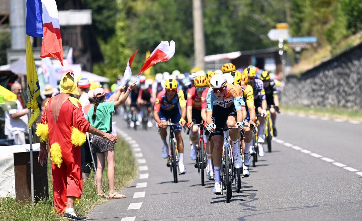 Ciclistas compiten en la sexta etapa del Tour de Francia 2026. Ciclistas compiten en la sexta etapa del Tour de Francia 2026.