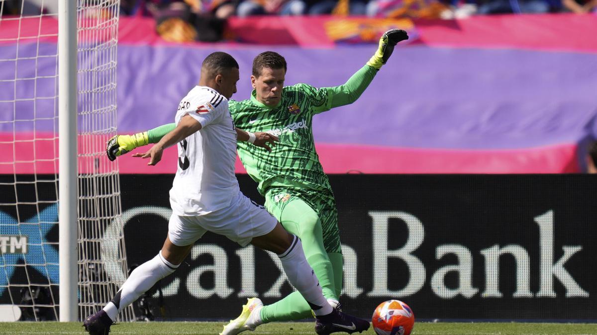 Hansi Flick habla dsobre la personalidad de Szczesny... ¡Y hace broma con el tabaco!