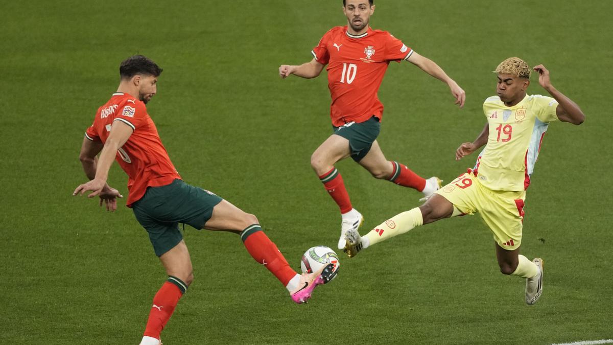 Lamine Yamal presiona a Ruben Dias en la final de Nations League.