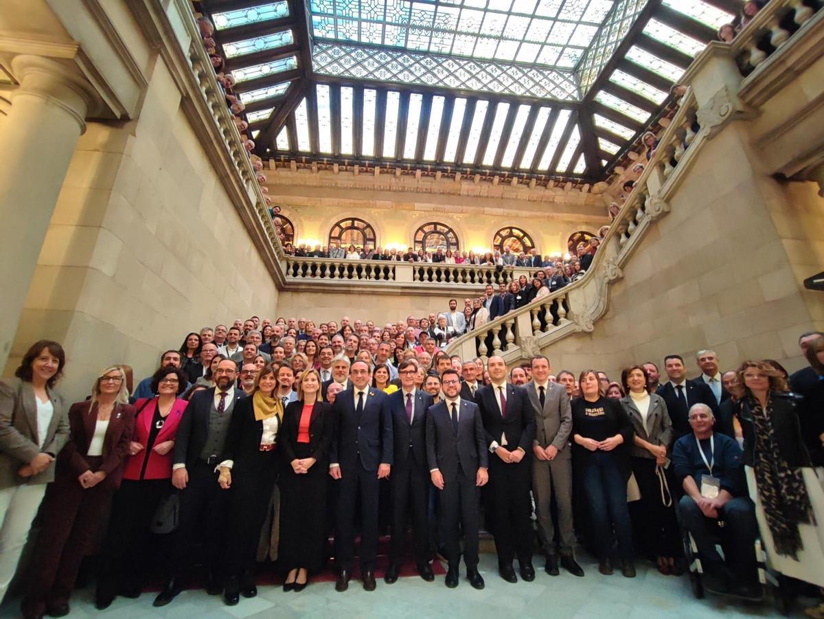 El presidente de la Generalitat, Salvador Illa; el presidente del Parlament, Josep Rull; los consellers Albert Dalmau y Òscar Ordeig, y el expresidente Pere Aragonès y otros representantes junto a entidades municipalistas en el Parlament. ACM, FMC, Eines de Repoblament Rural y Associació de Micropobles urgen a su aprobación