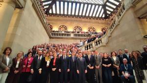 El presidente de la Generalitat, Salvador Illa; el presidente del Parlament, Josep Rull; los consellers Albert Dalmau y Òscar Ordeig, y el expresidente Pere Aragonès y otros representantes junto a entidades municipalistas en el Parlament. ACM, FMC, Eines de Repoblament Rural y Associació de Micropobles urgen a su aprobación