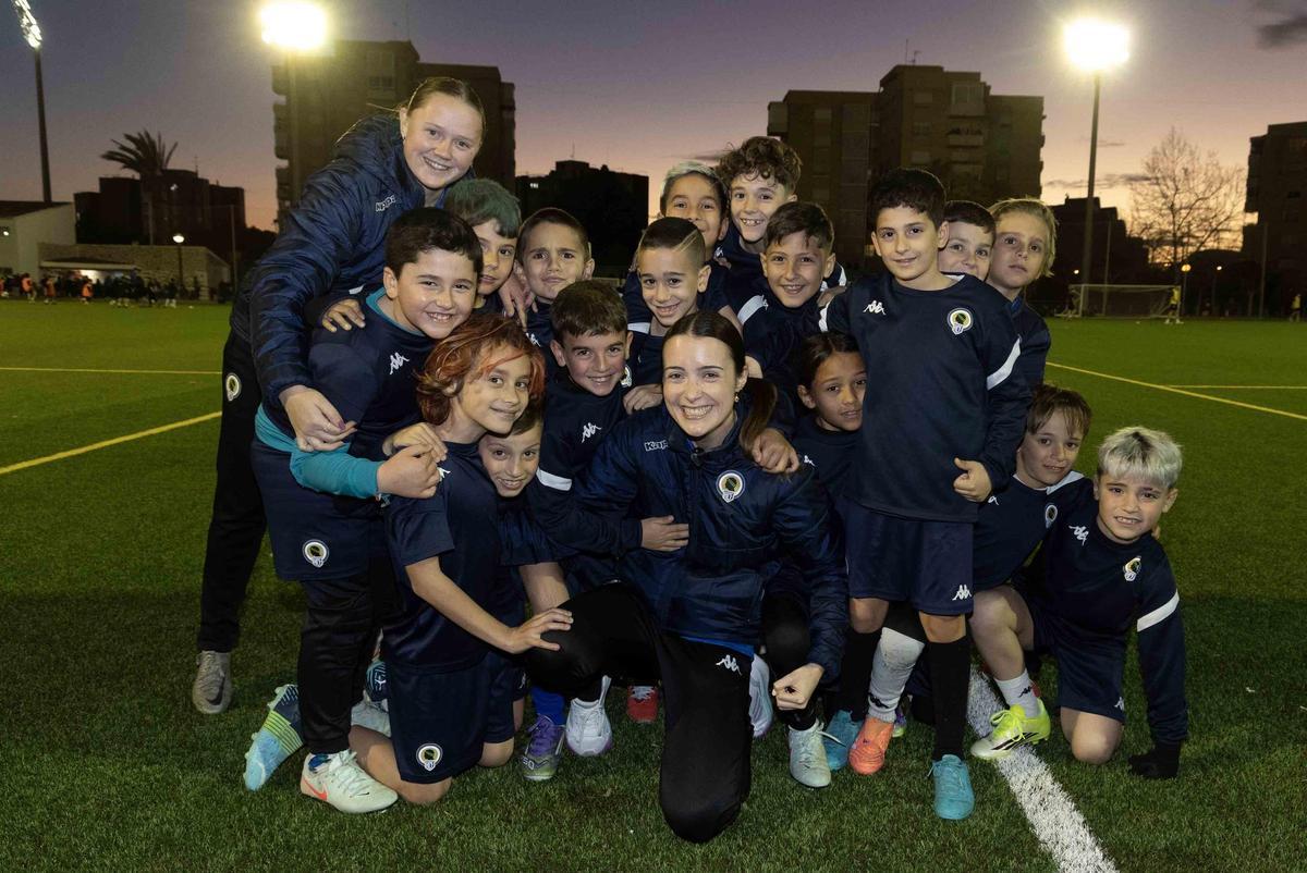 La otra forma de enseñar fútbol: Celia Camarasa, entrenadora de los benjamines del Hércules