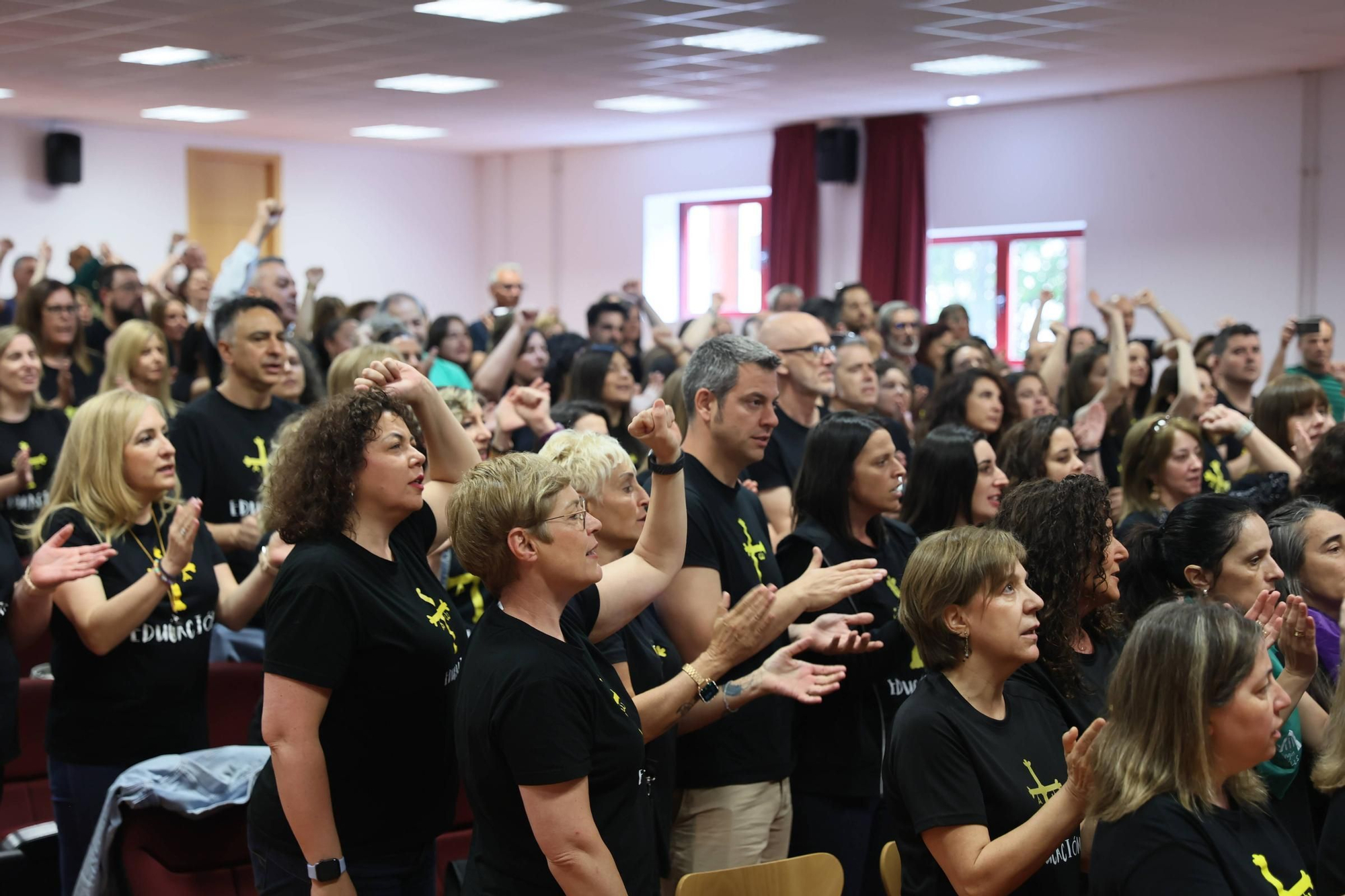 EN IMÁGENES: Concentración de directores de colegio de toda Asturias en el IES La Ería de Oviedo