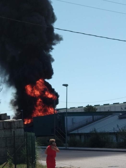 La columna de humo es visible a varios kilómetros de distancia. El fuego se ha registrado en una nave dedicada al reciclaje de residuos.