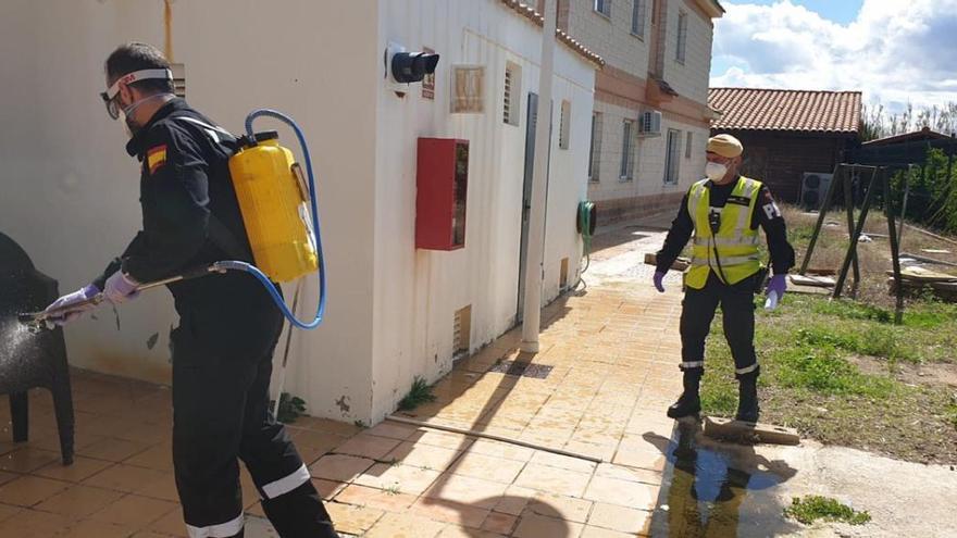 La UME desinfecta las residencias de Tavernes