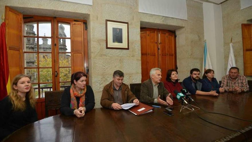 Los concejales Caldas, Salgueiro, Barreiro, Sobral, Besada, Agís, Fernández y Lodeiro. // Gustavo Santos