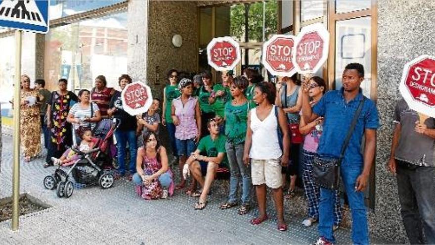 Una vintena de membres de la PAH protesten davant el domicili de l&#039;alcalde de Salt, Jaume Torramadé.