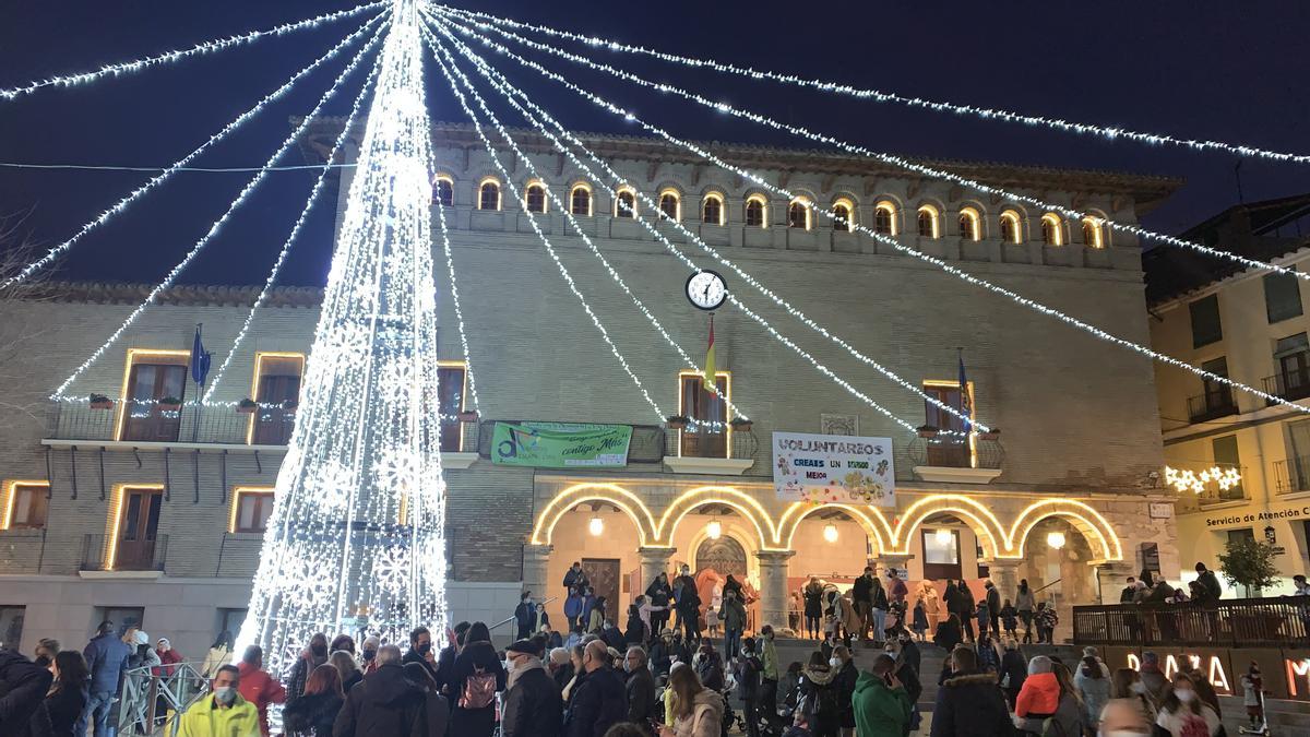 Abeto de luces en la plaza Mayor de Monzón.