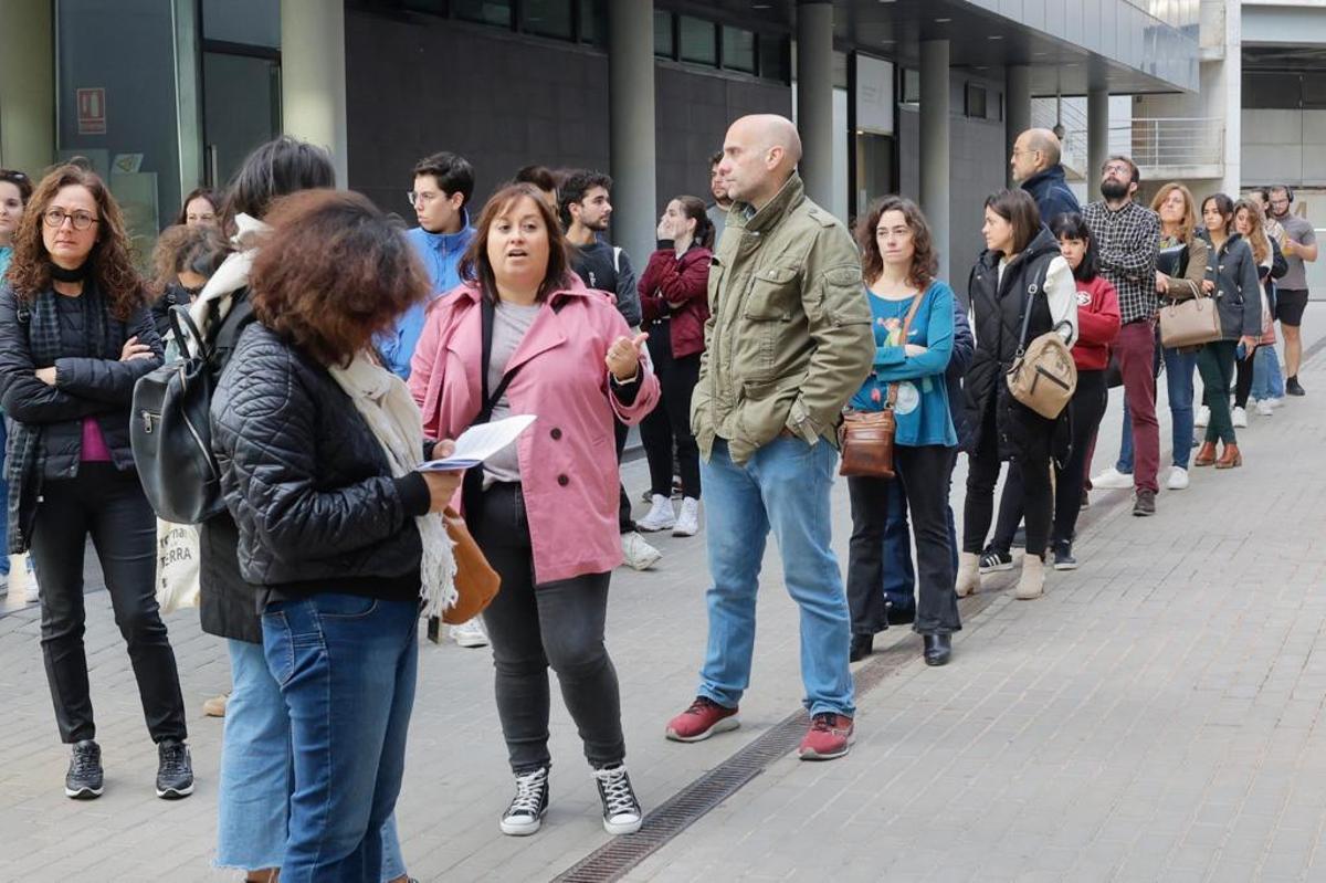 Cientos de personas realizan las pruebas orales del C2 de valenciano