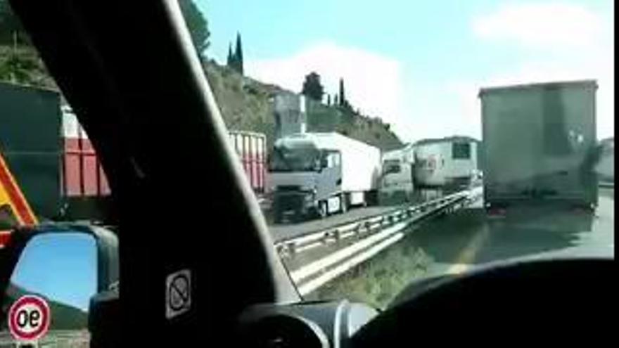 Retencions a La Jonquera per un accident entre camions