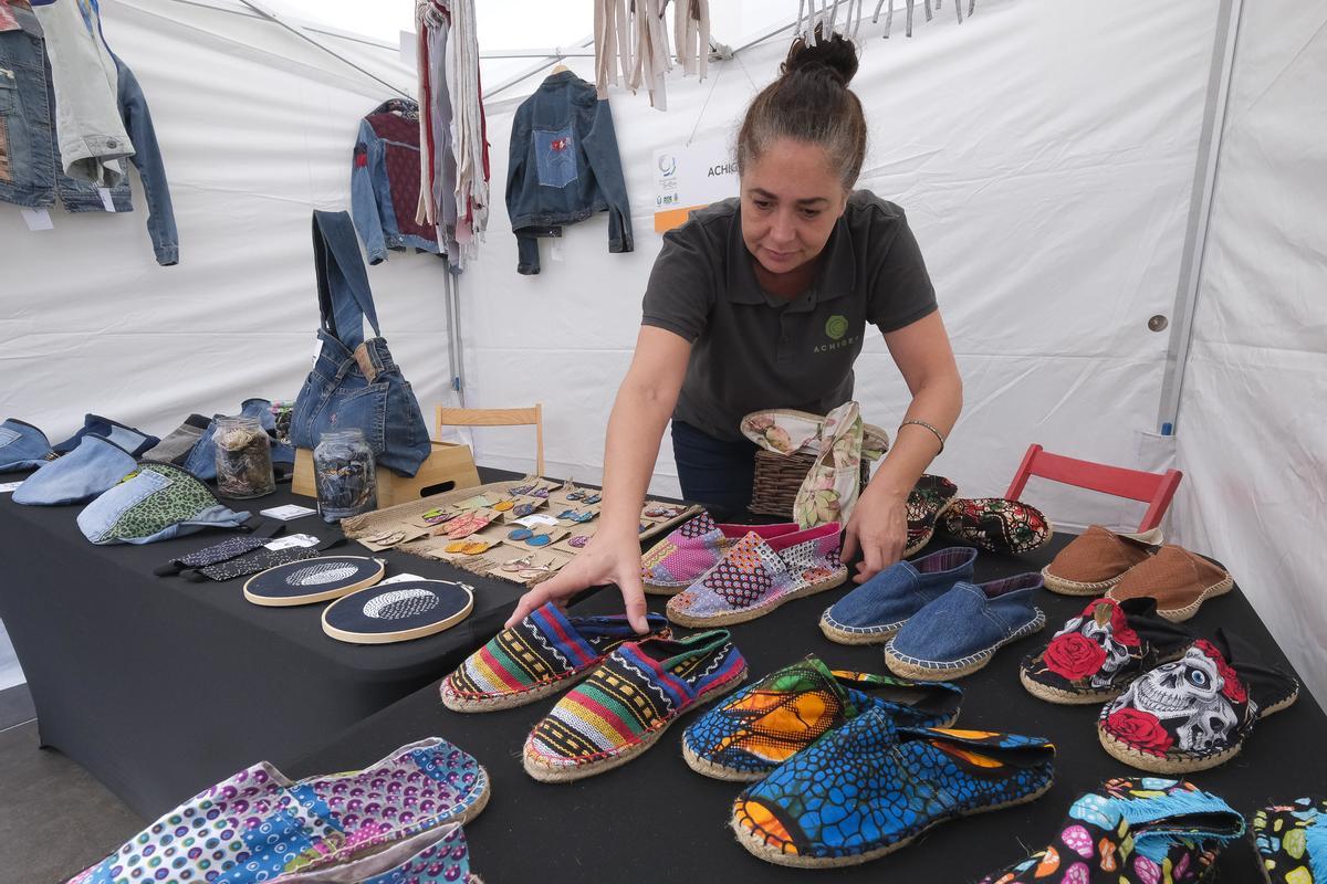 Sara Hernández reutiliza el textil para elaborar bolsos, riñoneras o chaquetas.