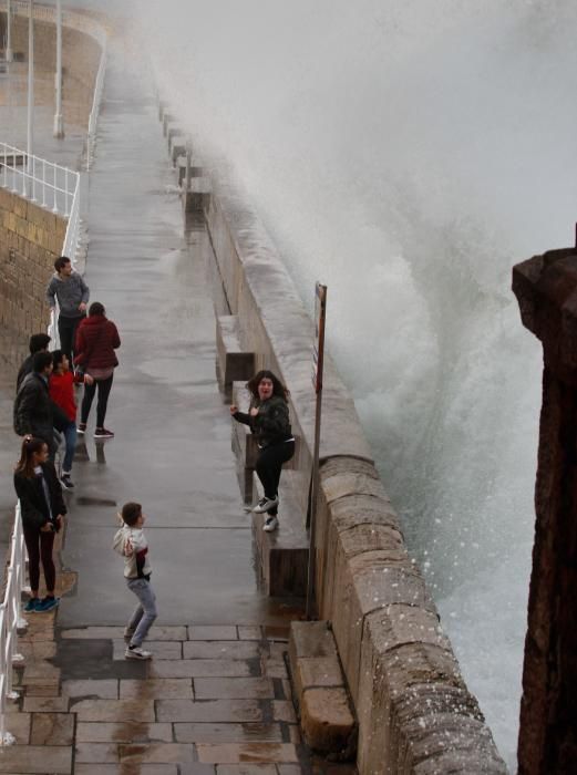 El oleaje en Gijón obliga a cerrar el Muro