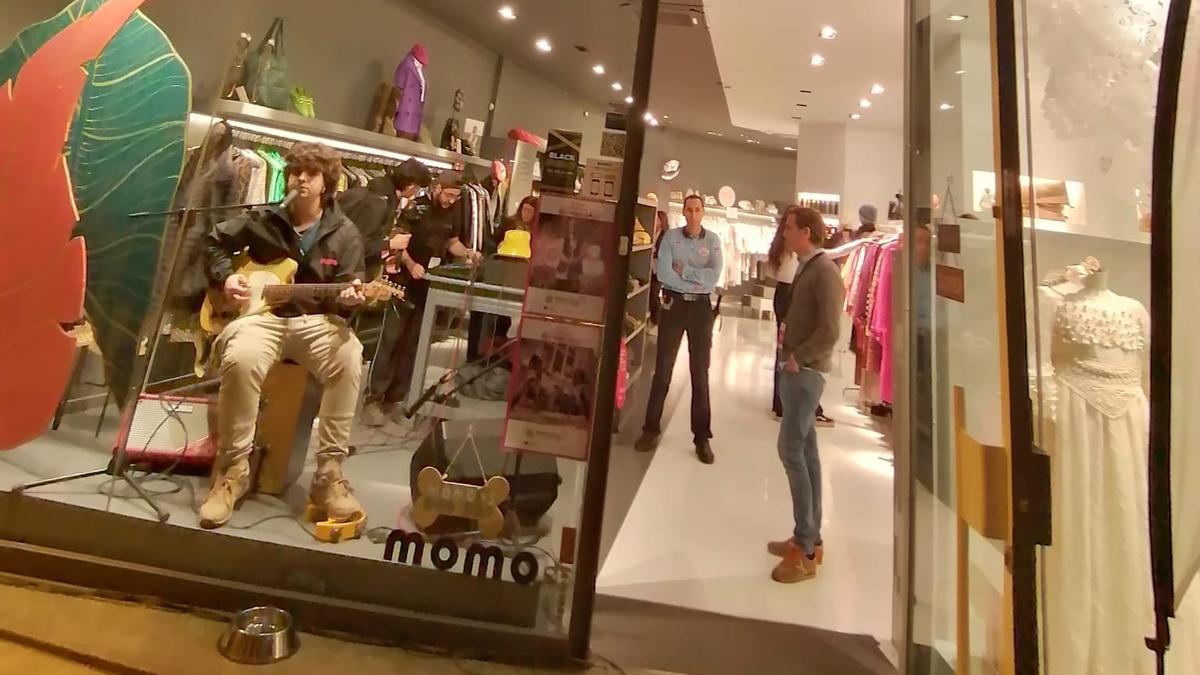 Actuación en la tienda Momo, en una edición anterior de 'Murcia en la Vitrina'