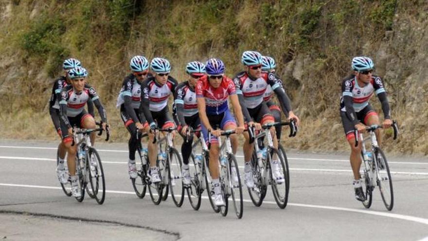 Los ciclistas del Radioshack-Nissan, ayer en Vilanova de Arousa durante un entrenamiento por el recorrido de la contrarreloj.   // Noé Parga