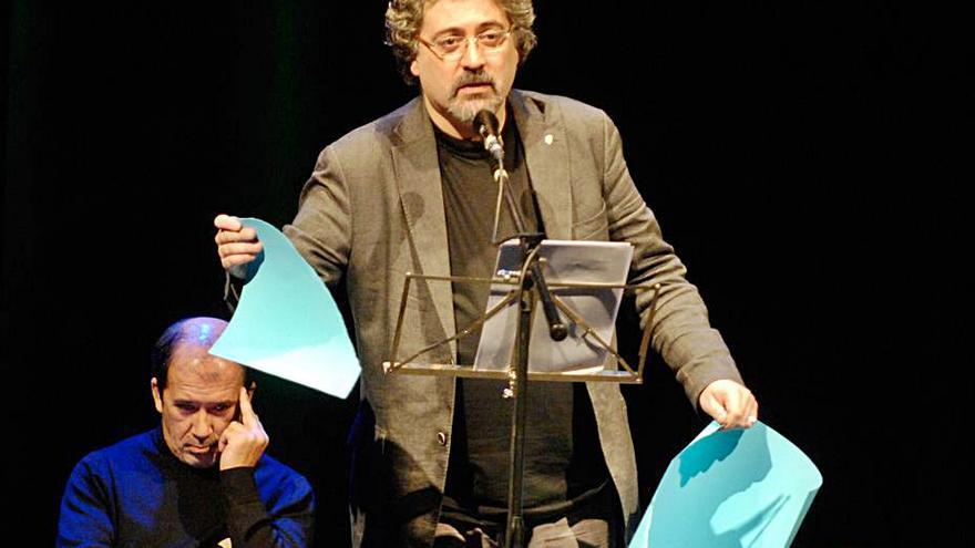 Lino Braxe, no teatro Rosalía, nun recital poéticoen 2009. |   // F. MARTÍNEZ