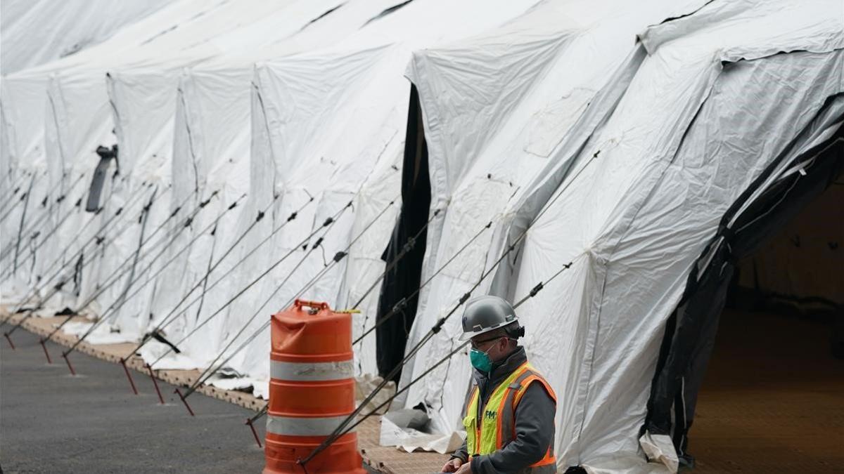 Instalación de la morgue improvisada en Nueva York, en el mismo lugar que se utilizó durante los atentados terroristas del 11 de septiembre del 2001, en las inmediaciones del Hospital Bellevue de Manhattan, el 25 de marzo del 2020