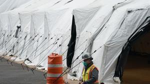 Instalación de la morgue improvisada en Nueva York, en el mismo lugar que se utilizó durante los atentados terroristas del 11 de septiembre del 2001, en las inmediaciones del Hospital Bellevue de Manhattan, este miércoles.