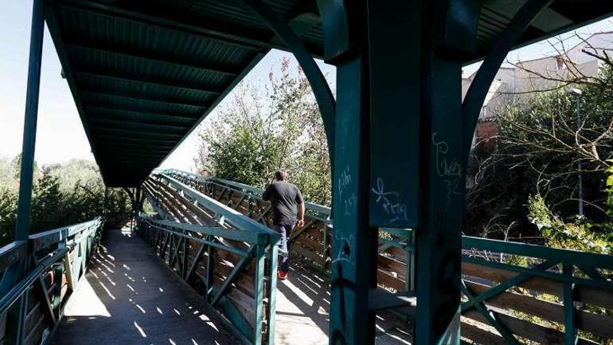 Urbanismo estudia modificar la pasarela de San Isidro por su complejidad para limpiarla