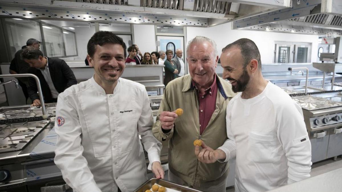 Marí, Armengol y otras autoridades durante la visita a una de las cocinas de la escuela. | VICENT MARÍ