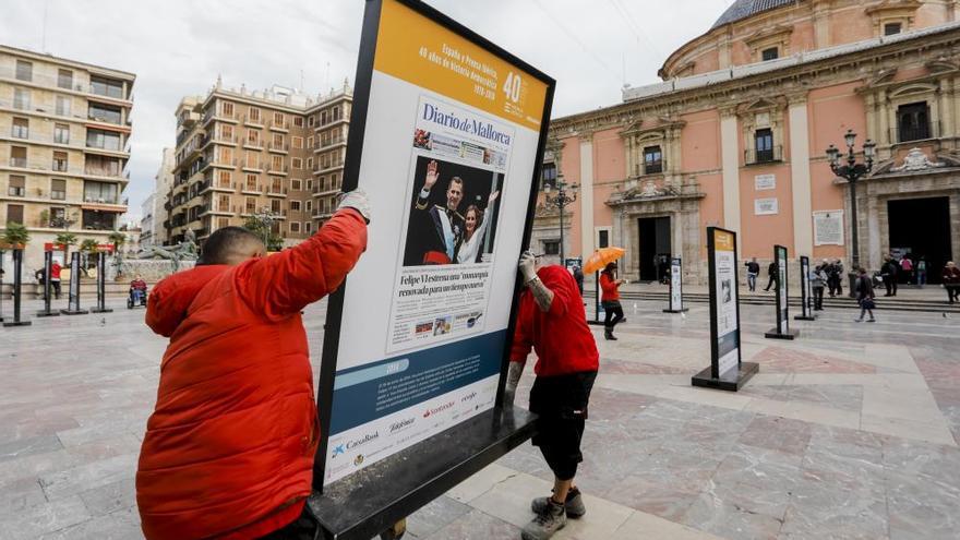 Las portadas más icónicas de Levante-EMV y Prensa Ibérica, en la plaza de la Virgen