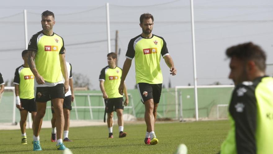 Lolo, junto a Armando, en el entrenamiento de esta mañana de la plantilla del Elche en el campo anexo al Martínez Valero