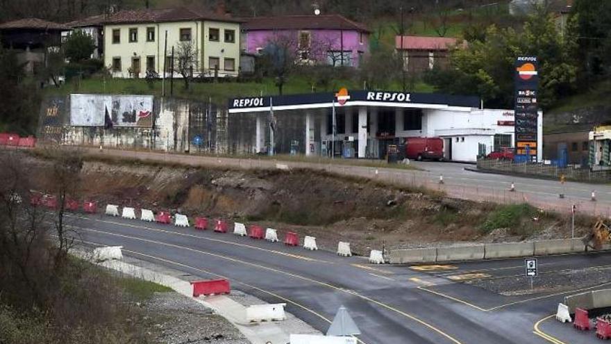 La gasolinera de Viesques, con la carretera de los túneles de Riaño en primer término.