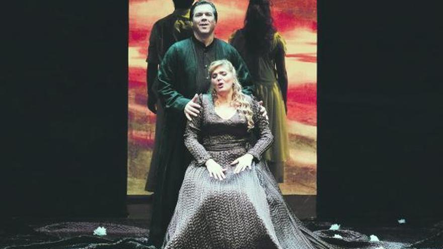 Elisabete Matos (Isolda) y Robert Dean-Smith (Tristán). Al fondo, los actores Antonio Velázquez e Izar Gayo.