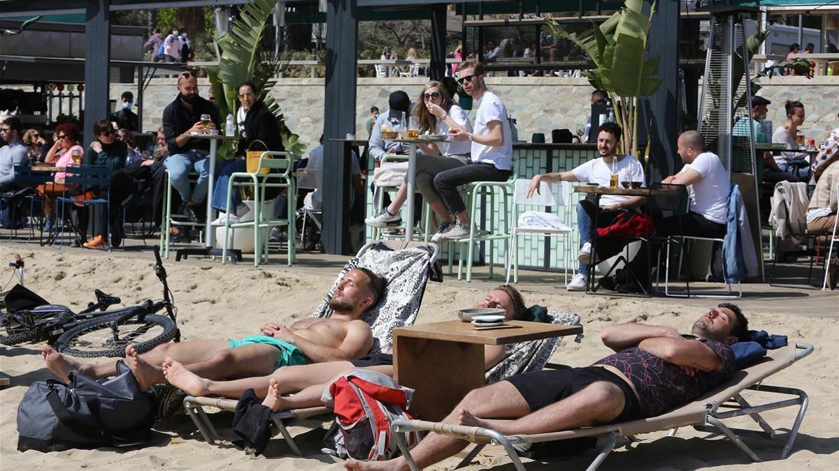 BARCELONA 28 03 2021 SOCIEDAD Gente pasando el domingo en la playa despues de la apertura del perimetro comarcal y el inicio de Semana Santa  en la foto un chiringuito en la Playa de la nova Icaria Foto Elisenda Pons