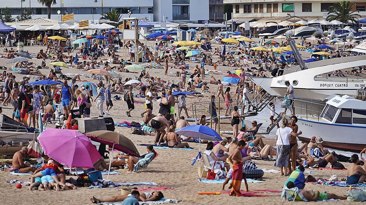 La platja de Tossa de Mar, a primera hora de la tarda d’ahir. | MARC MARTÍ