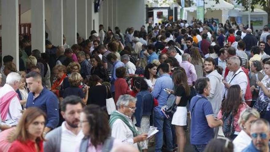 Sara Roa coloca el cartel de Méjico ante la mirada de los jefes de equipo.