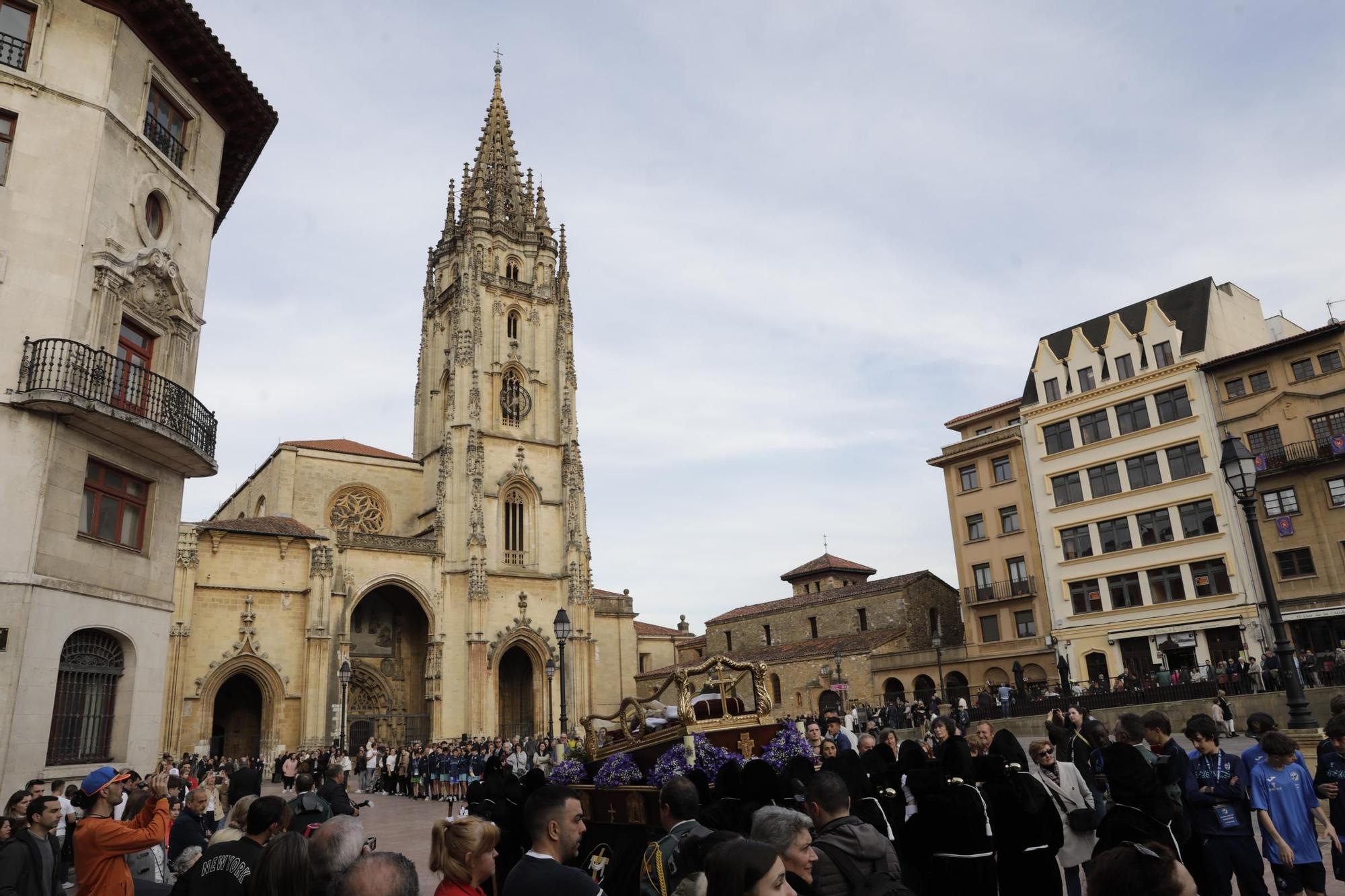 La procesión intergeneracional del Santo Entierro emociona Oviedo