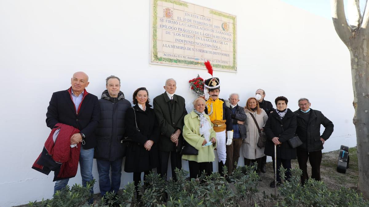 Miembros de la Asociación de Vecinos Tomás Pelayo de Casablanca junto con Carmen Rouco, tercera por la izquierda, concejala del distrito de Vox.