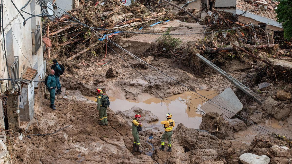 Bomberos y Guardia Civil trabajan en la zona más afectada por la riada en Letur.