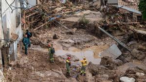Bomberos y Guardia Civil trabajan en la zona más afectada por la riada en Letur.
